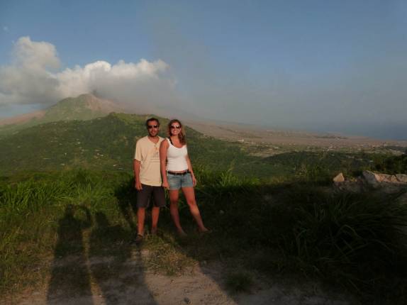 Visitando o mirante de onde se pode observar o vulcão e a antiga capital, Plymouth, destruída nas erupções dos últimos 15 anos, em Montserrat, no Caribe Visitando o mirante de onde se pode observar o vulcão e a antiga capital, Plymouth, destruída nas erupções dos últimos 15 anos, em Montserrat, no Caribe