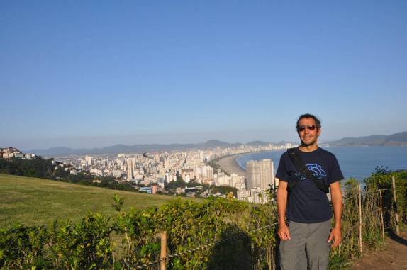 Vista da orla de Santos, do morro da Asa Delta de São Vicente - SP