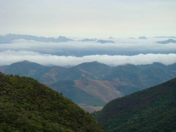 Vista das montanhas e nuvens do mirante da Cachoeira do Aurélio, na trilha capixaba de acesso ao Pico da Bandeira, no Parque Nacional do Caparaó - MG/ES