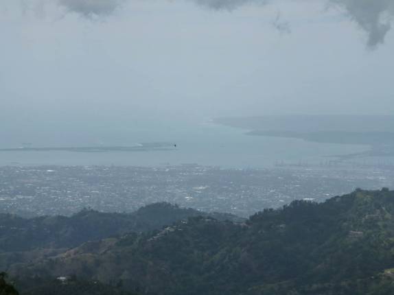 Vista de Kingston, na costa sul da ilha desde o alto das Blue Mountains, na Jamaica Vista de Kingston, na costa sul da ilha desde o alto das Blue Mountains, na Jamaica
