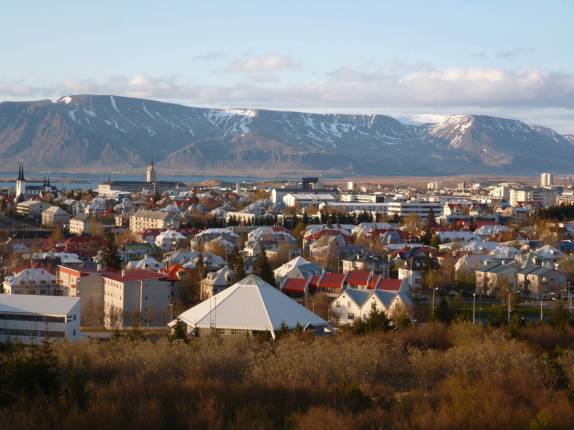 Vista de Reykjavik, capital da Islândia, do alto do restaurante giratório Perlan