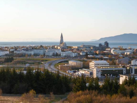 Vista de Reykjavik, capital da Islândia, do alto do restaurante giratório Perlan