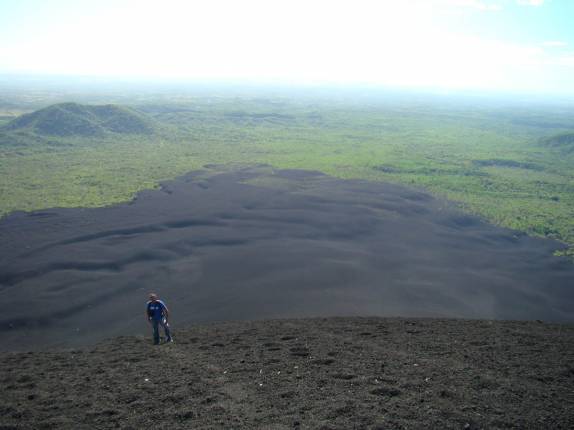 Vista do alto do vulcão Cerro Negro próximo à León, na Nicarágua.