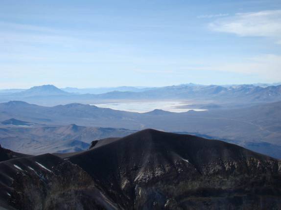 Vista do alto do vulcão El Mistí, em Arequipa - Peru Vista do alto do vulcão El Mistí, em Arequipa - Peru