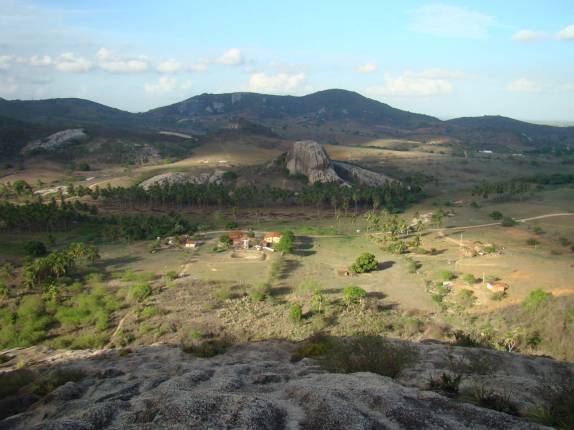 Vista do caminho para a Pedra da Boca, no Parque Estadual da Pedra da Boca, na Paraíba, fronteira com Passa e Fica - RN