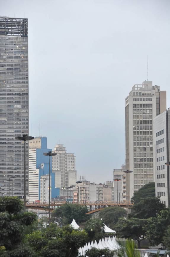 Vista do Vale do Anhangabaú, a partir do Viaduto do Chá, no centro de São Paulo Vista do Vale do Anhangabaú, a partir do Viaduto do Chá, no centro de São Paulo