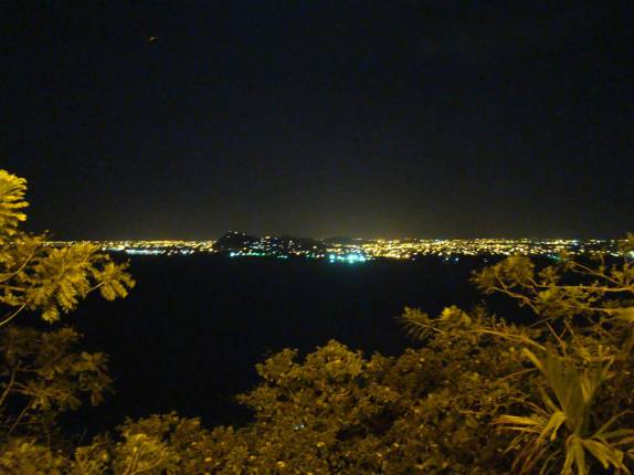 Vista noturna da cidade do alto do morro da Penha, em Guayaquil, no Equador Vista noturna da cidade do alto do morro da Penha, em Guayaquil, no Equador