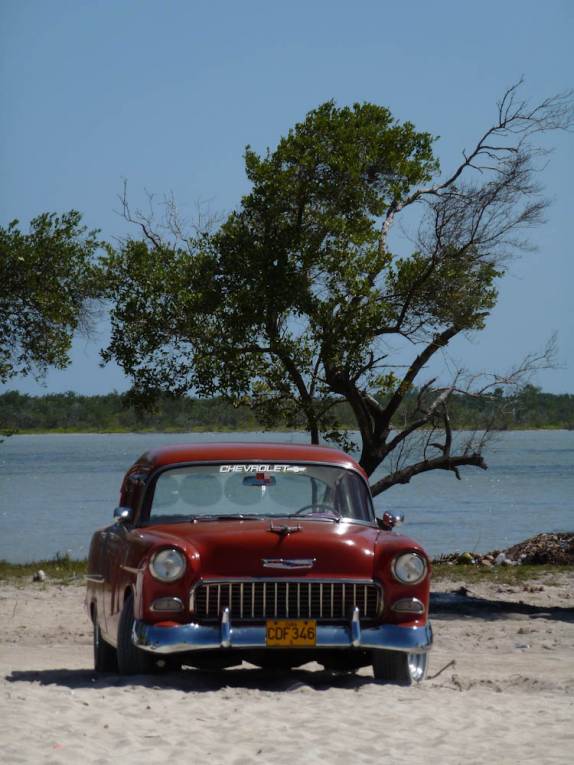 Visual cubano na Playa de La Boca, ao final da Playa Santa Lucía, no costa nordeste de Cuba