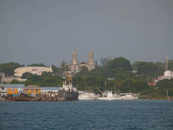 Visual de St John's, a capital de Antígua, na partida de ferry para Montserrat Visual de St John's, a capital de Antígua, na partida de ferry para Montserrat