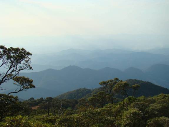 Visão das montanhas quase chegando à Tronqueira, na trilha mineira de acesso ao Pico da Bandeira, no PN do Caparaó - MG/ES