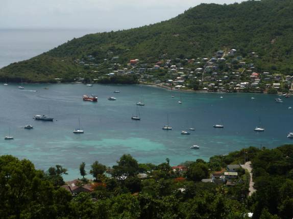 Visão de Port Elizabeth, capital da ilha de Bequia, em São Vicente e Granadinas, no sul do Caribe Visão de Port Elizabeth, capital da ilha de Bequia, em São Vicente e Granadinas, no sul do Caribe