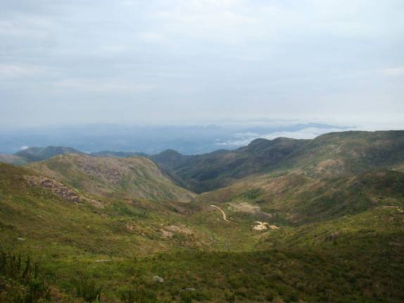 Visão do acampamento da Pedra Queimada, local de início da trilha capixaba de acesso ao Pico da Bandeira, no Parque Nacional do Caparaó - MG/ES
