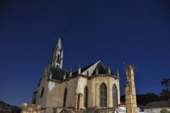 Visão noturna da centenária igreja do Caraça - MG Visão noturna da centenária igreja do Caraça - MG