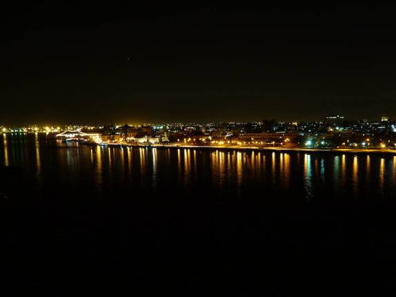 Visão noturna de Havana - Cuba, do alto da Fortaleza de San Carlos Visão noturna de Havana - Cuba, do alto da Fortaleza de San Carlos