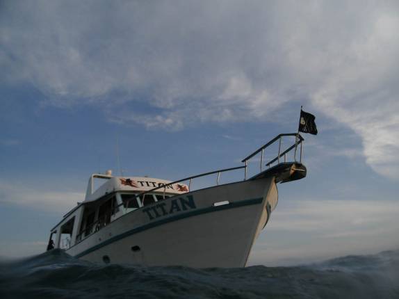 Voltando ao barco após mergulho, em Abrolhos - BA