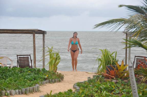 Voltando do banho de mar para o café da manhã, em Santo André - BA