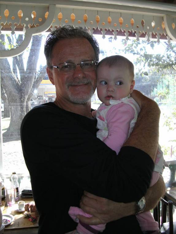 Vovô e netinha em almoço dominical em Curitiba - PR Vovô e netinha em almoço dominical em Curitiba - PR