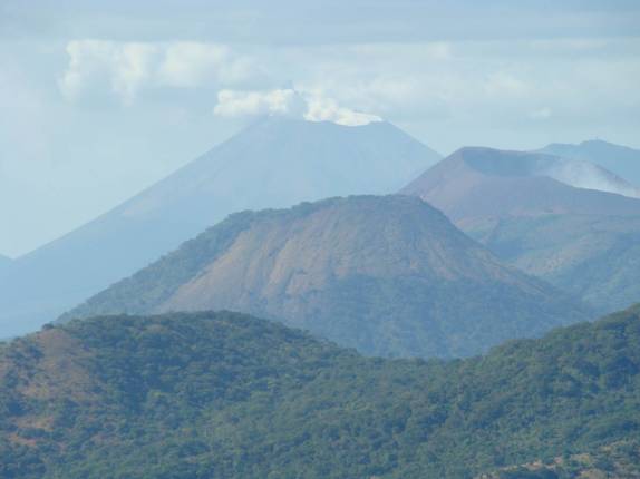 Vários vulcões vistos do alto do Cerro Negro, próximo à León, na Nicarágua. Vários vulcões vistos do alto do Cerro Negro, próximo à León, na Nicarágua.