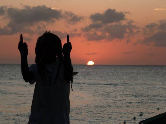 Winston, nosso amigo rasta, no pôr-do-sol na praia de Long Bay, em Negril, na Jamaica Winston, nosso amigo rasta, no pôr-do-sol na praia de Long Bay, em Negril, na Jamaica