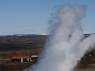 Assistindo à erupção do geiser Strokkur na área de Geysir, parte do Golden Circle, na Islândia