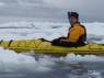 Caiaque em meio ao mar semi-congelado de Kinnes Cove, na Antártida