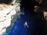 Flutuando nas águas transparentes do Poço Azul, próximo à Andaraí, na Chapada Diamantina - BA